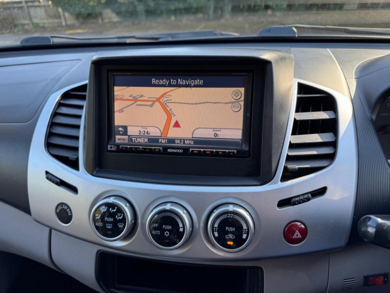 MITSUBISHI L200
