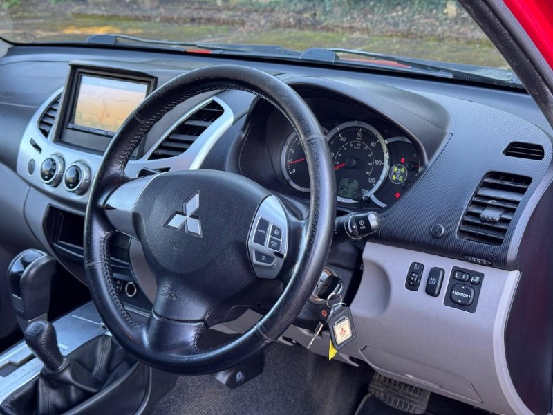 MITSUBISHI L200