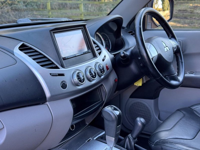 MITSUBISHI L200